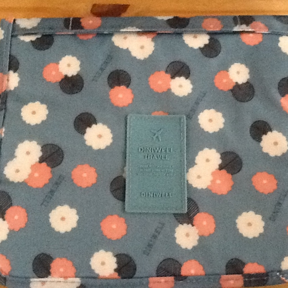 Diniwell Travel Makeup Bag New Without Tags